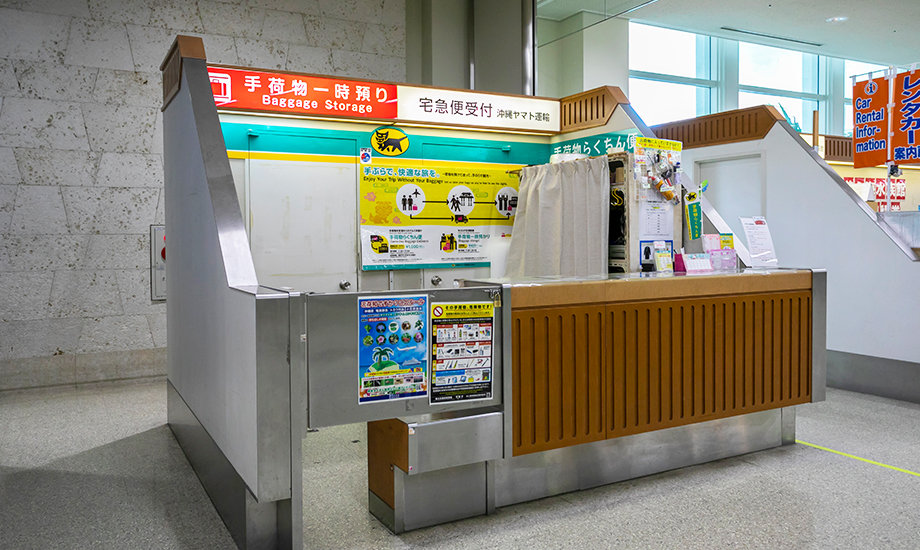 那覇空港1階カウンター