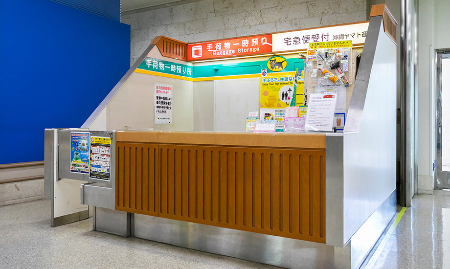 那覇空港1階カウンター