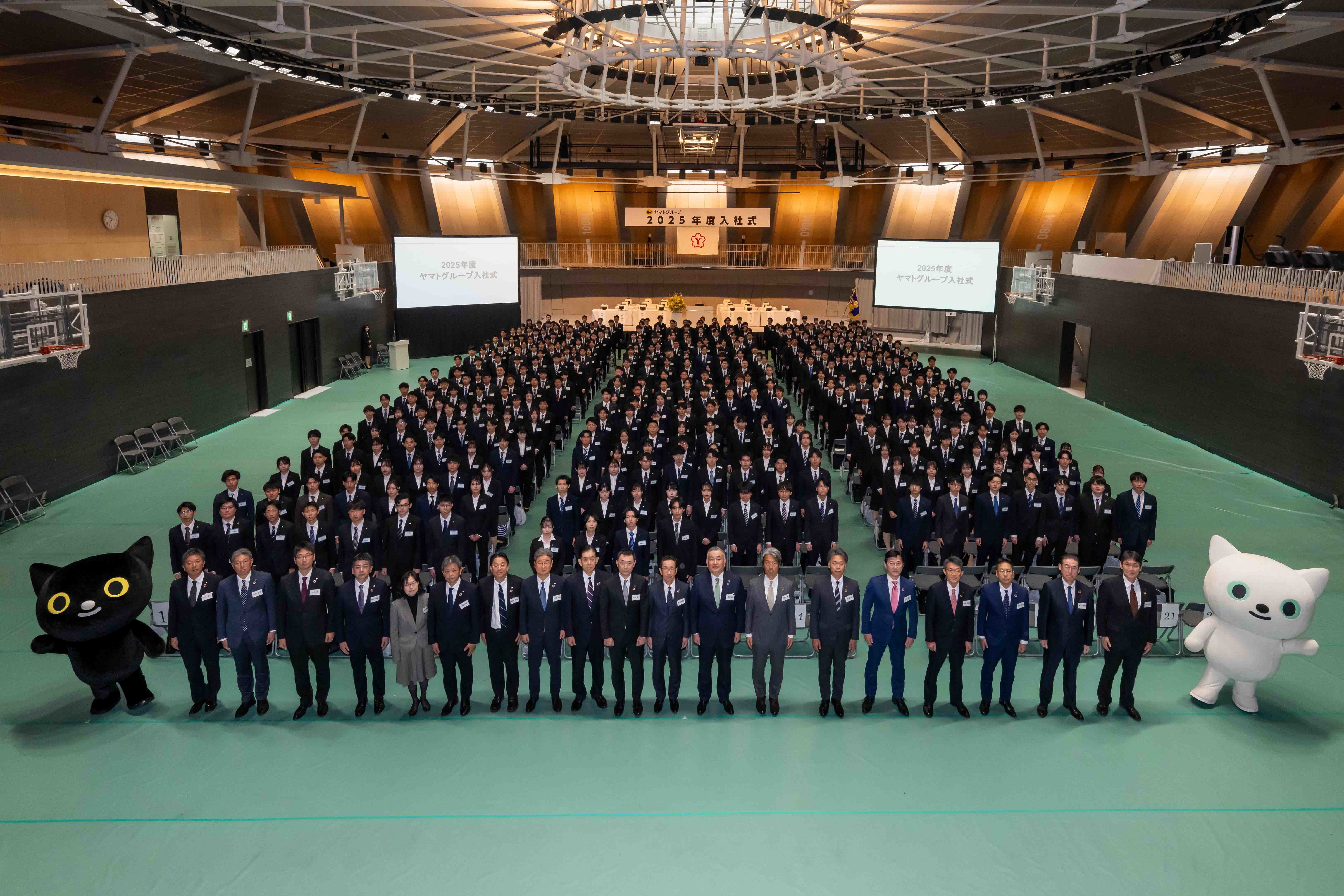 2025年グループ入社式全体集合写真.jpg